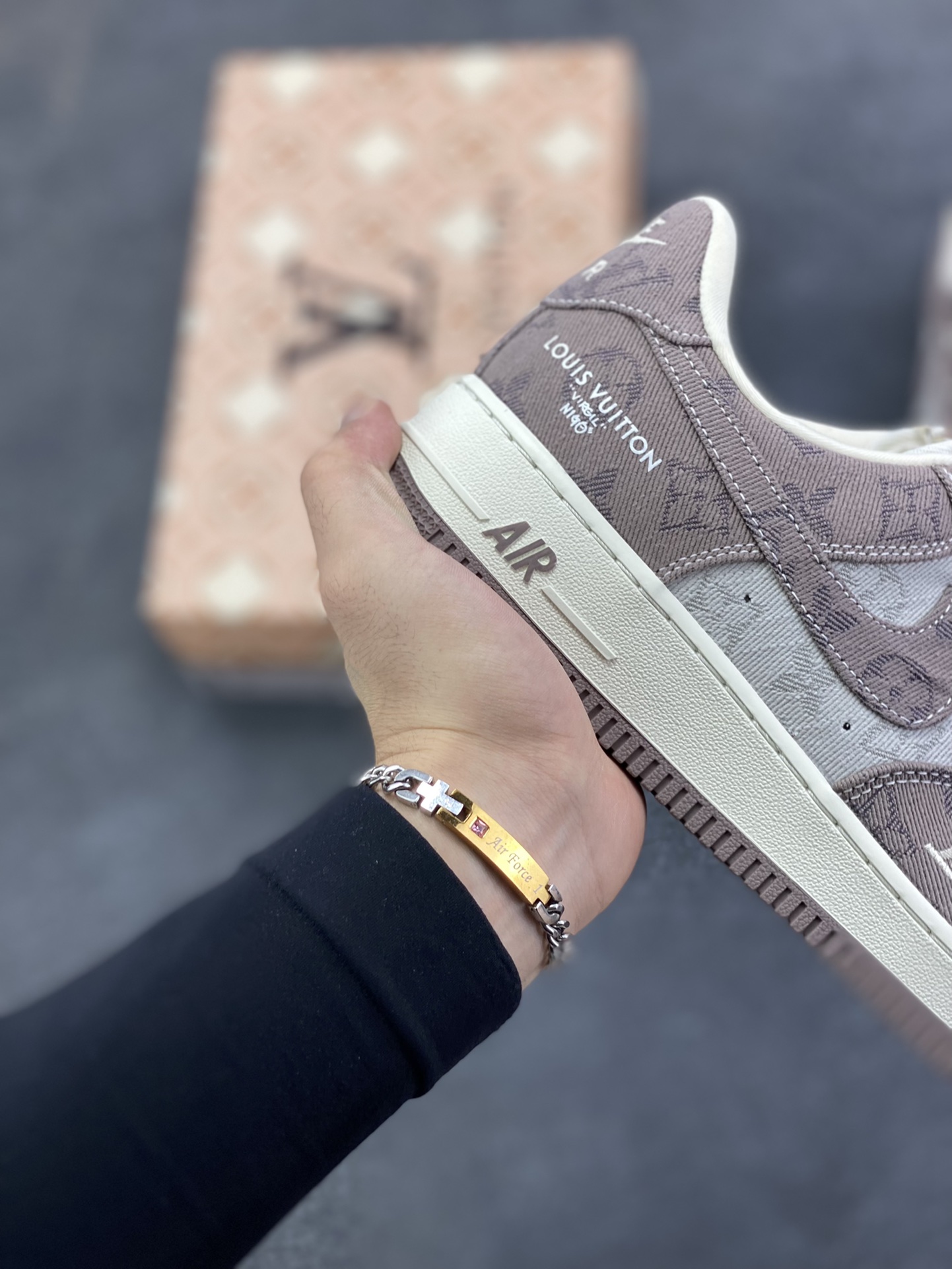 图片[6]-海外量发售！NIke Air Force 1 \’07 Low LV联名–灰色空军一号低帮 运动鞋 休闲鞋 折边针车 防水牛仔布双拼 工艺难度大 原楦头原纸板 高端定制鞋盒 原厂鞋底 超高清洁度 细节完美 货号：YF9511-821 尺码：36 36.5 37.5 38 38.5 39 40 40.5 41 42 42.5 43 44 44.5 45-选品中心