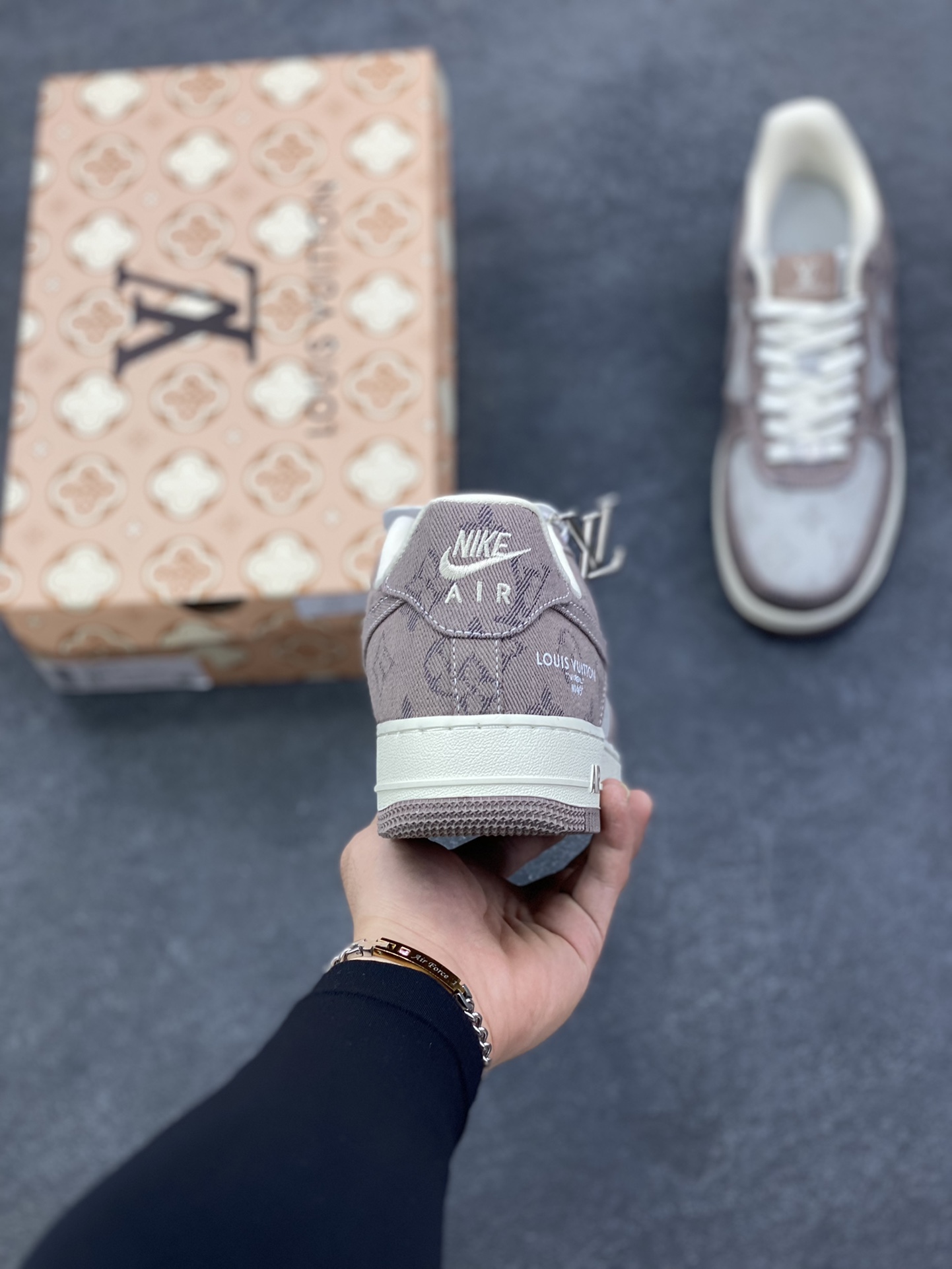 图片[4]-海外量发售！NIke Air Force 1 \’07 Low LV联名–灰色空军一号低帮 运动鞋 休闲鞋 折边针车 防水牛仔布双拼 工艺难度大 原楦头原纸板 高端定制鞋盒 原厂鞋底 超高清洁度 细节完美 货号：YF9511-821 尺码：36 36.5 37.5 38 38.5 39 40 40.5 41 42 42.5 43 44 44.5 45-选品中心