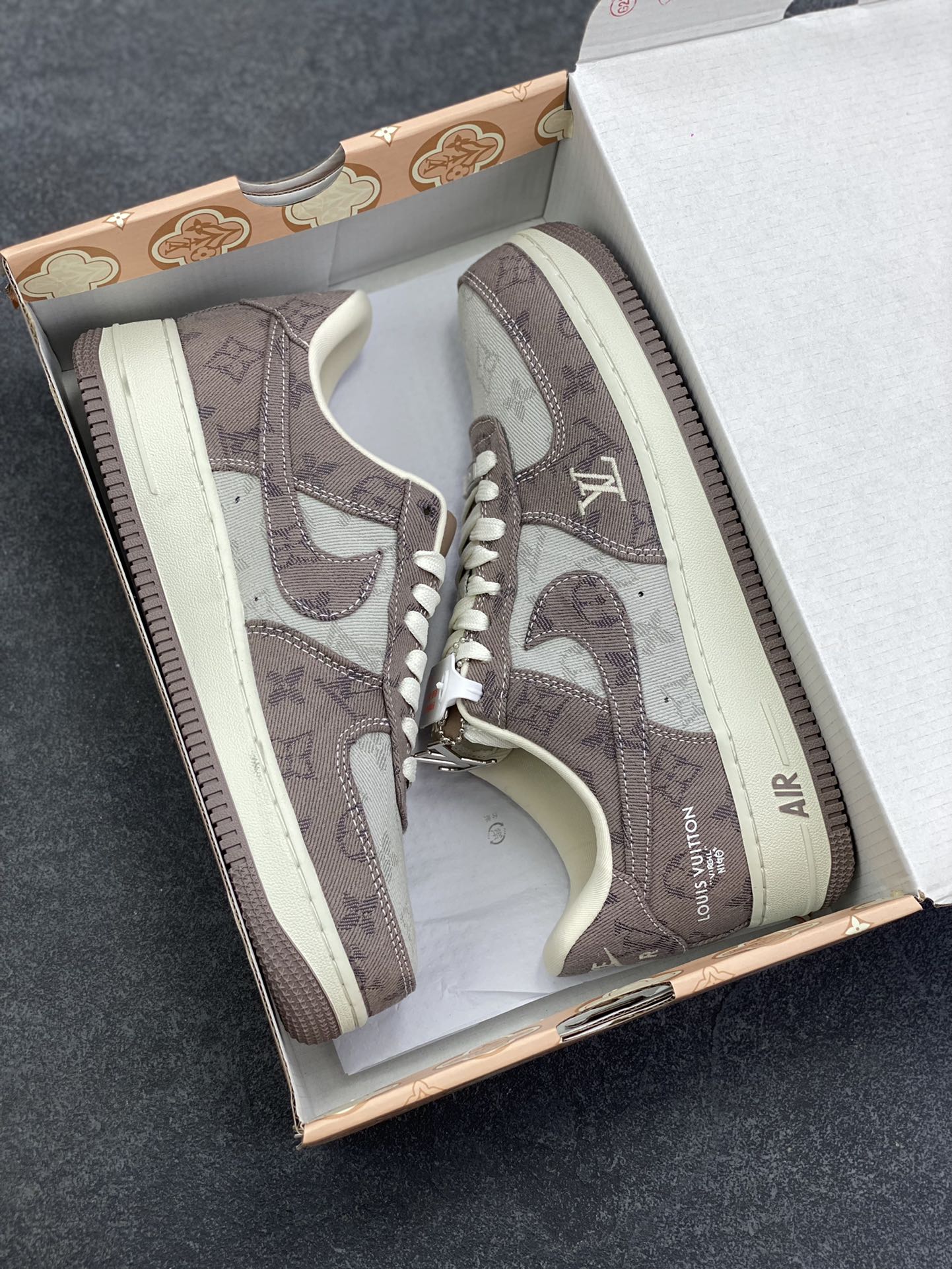 图片[9]-海外量发售！NIke Air Force 1 \’07 Low LV联名–灰色空军一号低帮 运动鞋 休闲鞋 折边针车 防水牛仔布双拼 工艺难度大 原楦头原纸板 高端定制鞋盒 原厂鞋底 超高清洁度 细节完美 货号：YF9511-821 尺码：36 36.5 37.5 38 38.5 39 40 40.5 41 42 42.5 43 44 44.5 45-选品中心