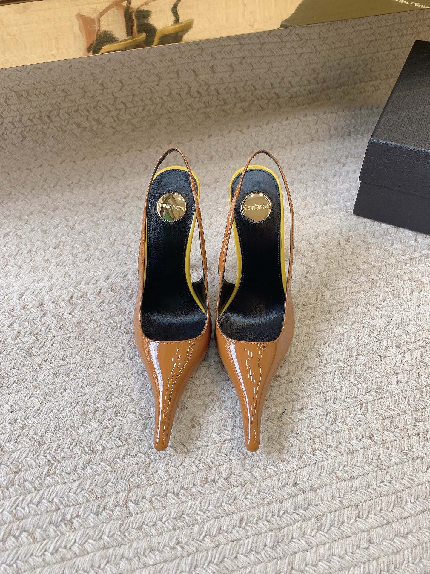 NO:927904,SAIN LAUREN*SS25 new pointed toe stiletto sandals, original last, top quality material, imported cowhide leather upper/imported custom patent leather, imported sheepskin lining, genuine leather outsole, heel height 10.5cm, size 35-39 (34.40.41 custom made, non-returnable, non-exchangeable), high heels, saint laurent, sandals, high heels, cowhide, sheepskin, Leather soles19860909SAIN LAUREN*SS25新款尖头细高跟凉鞋 原版套楦 顶级品质 材质 鞋面进口牛皮/进口定制漆皮 内里进口羊皮里 大底真皮大底 跟高10.5cm 码数35-39（34.40.41定做不退不换）,高跟鞋,saint laurent,sandals,high heels,cowhide,sheepskin,Leather soles,Women's Shoes