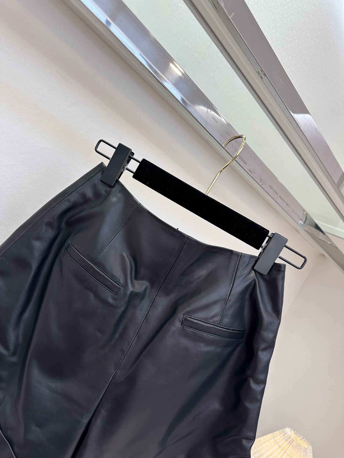 25 F 一年四季都可以穿的百搭神器 采用新西兰进口二层绵羊皮 皮衣柔软舒适 高级感十足²●SIZE s