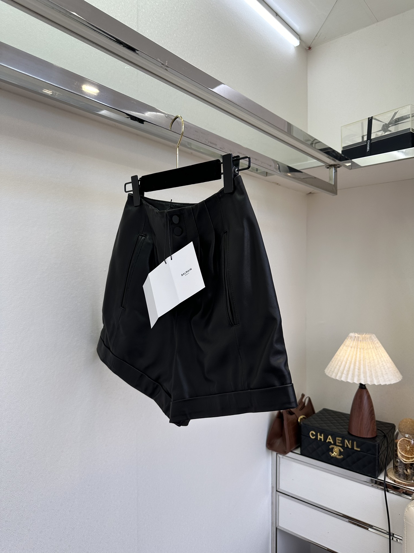 25 F 一年四季都可以穿的百搭神器 采用新西兰进口二层绵羊皮 皮衣柔软舒适 高级感十足²●SIZE s