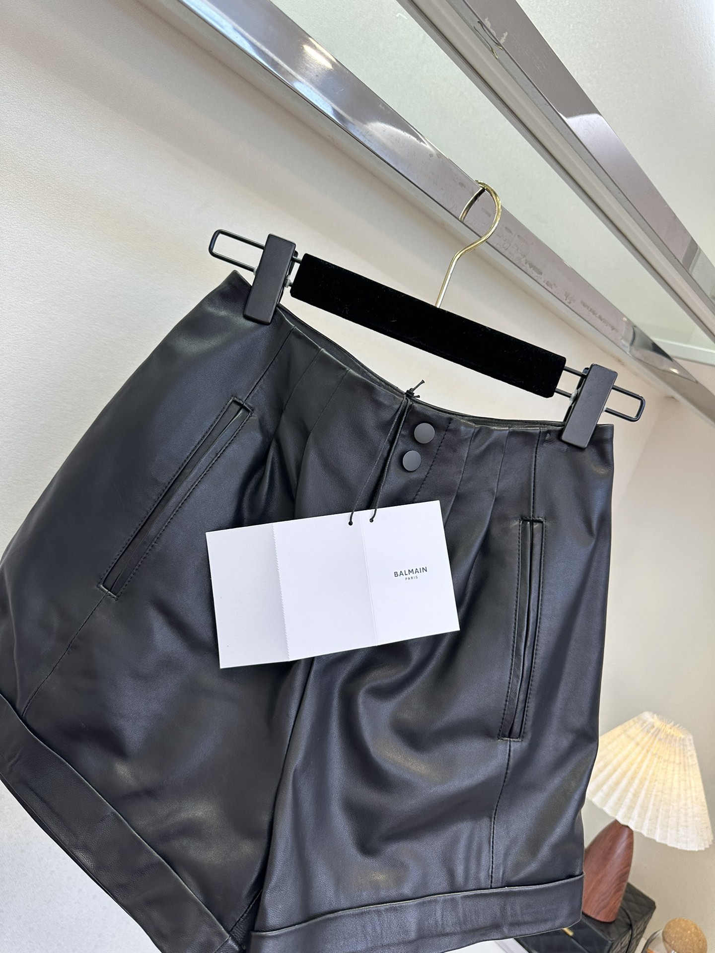 25 F 一年四季都可以穿的百搭神器 采用新西兰进口二层绵羊皮 皮衣柔软舒适 高级感十足²●SIZE s