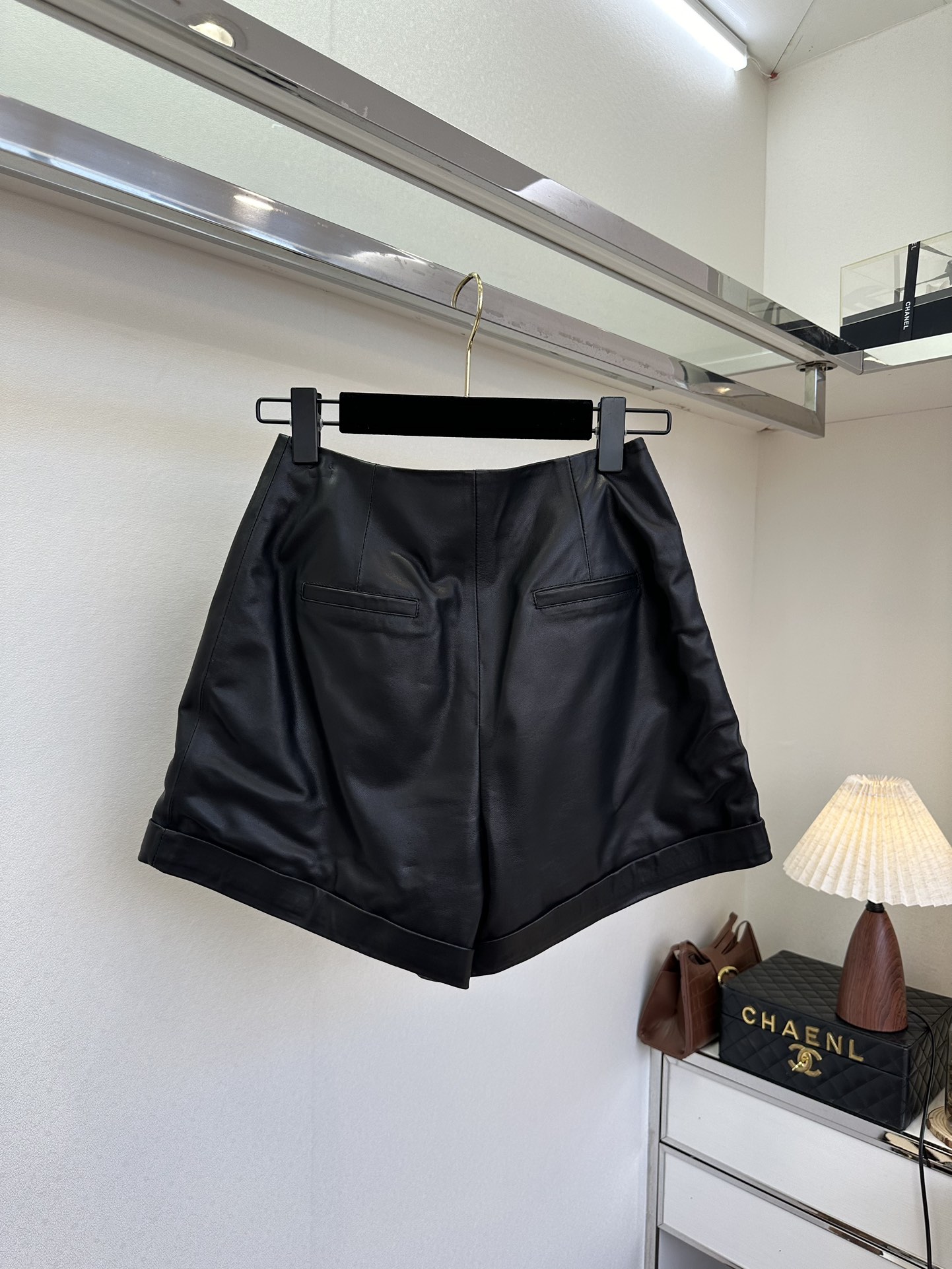 25 F 一年四季都可以穿的百搭神器 采用新西兰进口二层绵羊皮 皮衣柔软舒适 高级感十足²●SIZE s