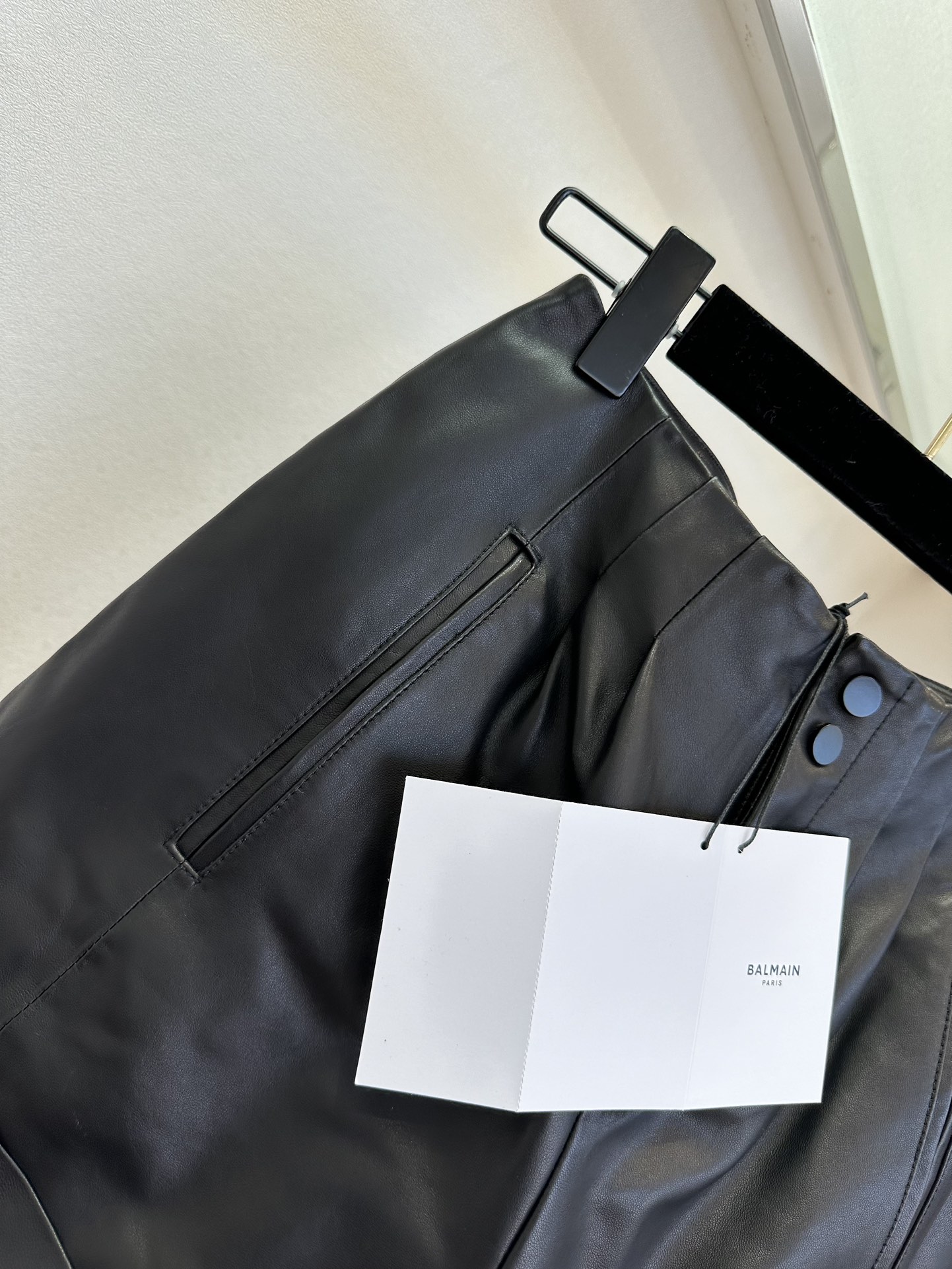 25 F 一年四季都可以穿的百搭神器 采用新西兰进口二层绵羊皮 皮衣柔软舒适 高级感十足²●SIZE s