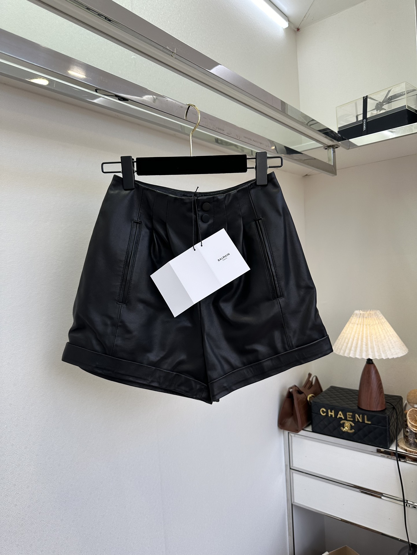 25 F 一年四季都可以穿的百搭神器 采用新西兰进口二层绵羊皮 皮衣柔软舒适 高级感十足²●SIZE s