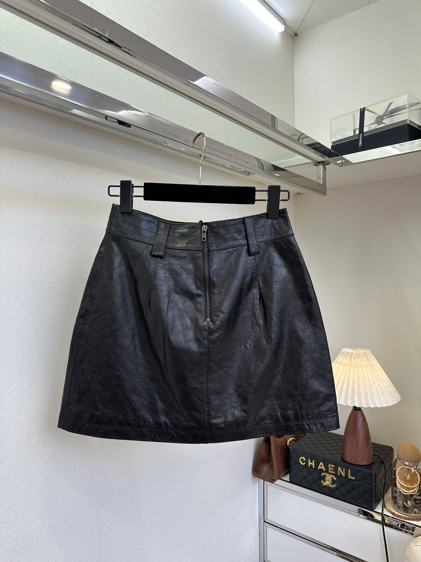 25 F 错过拍大腿的皮半裙 采用的皮料是今年最流行的进口冷翠皮料 小A摆 后拉链设计 经典黑色 上身秒