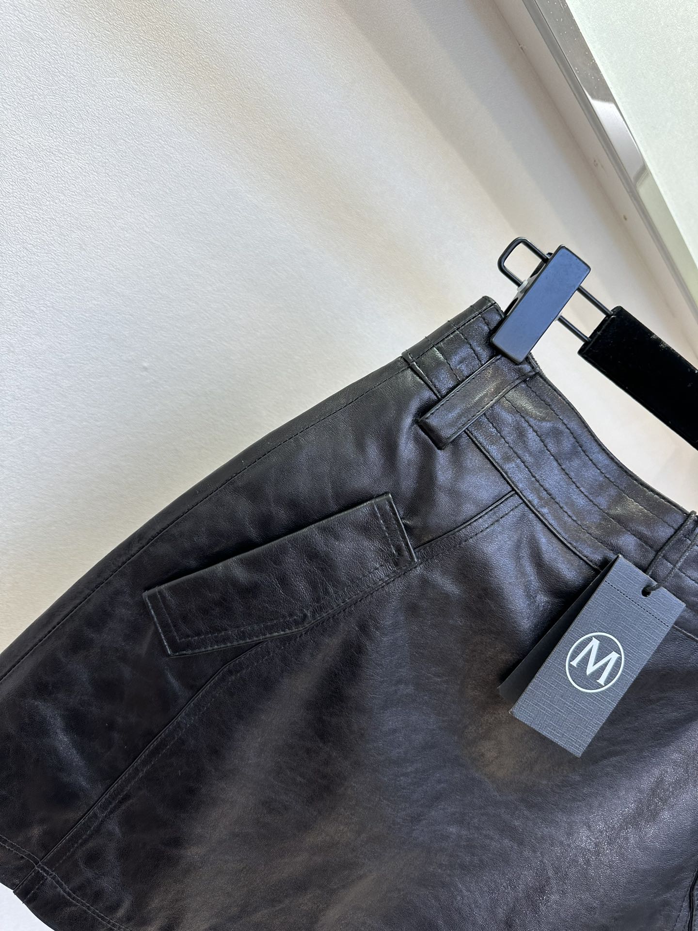 25 F 错过拍大腿的皮半裙 采用的皮料是今年最流行的进口冷翠皮料 小A摆 后拉链设计 经典黑色 上身秒