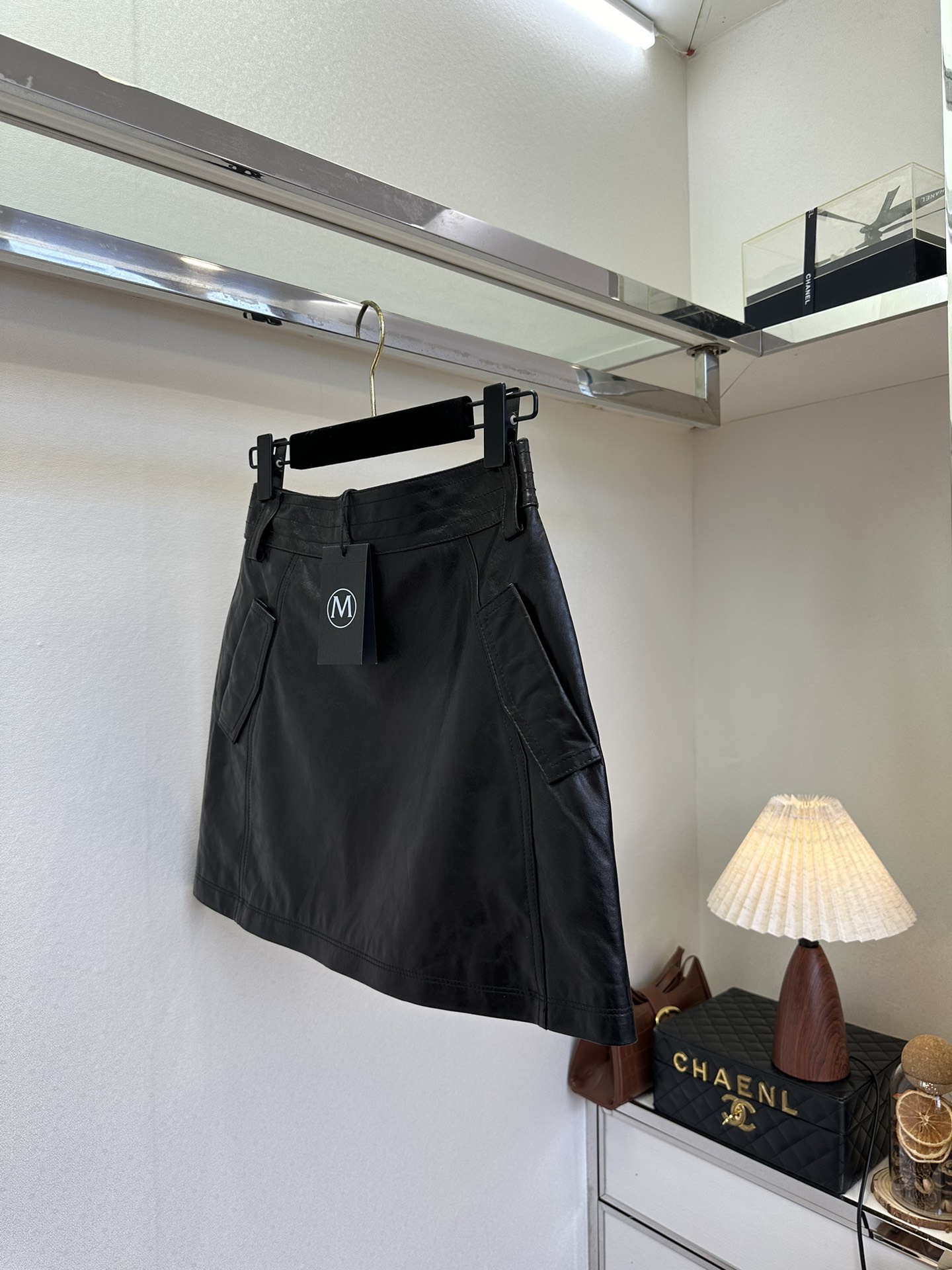 25 F 错过拍大腿的皮半裙 采用的皮料是今年最流行的进口冷翠皮料 小A摆 后拉链设计 经典黑色 上身秒