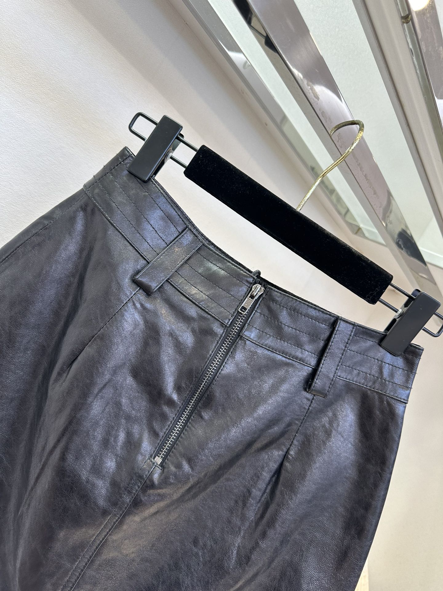 25 F 错过拍大腿的皮半裙 采用的皮料是今年最流行的进口冷翠皮料 小A摆 后拉链设计 经典黑色 上身秒