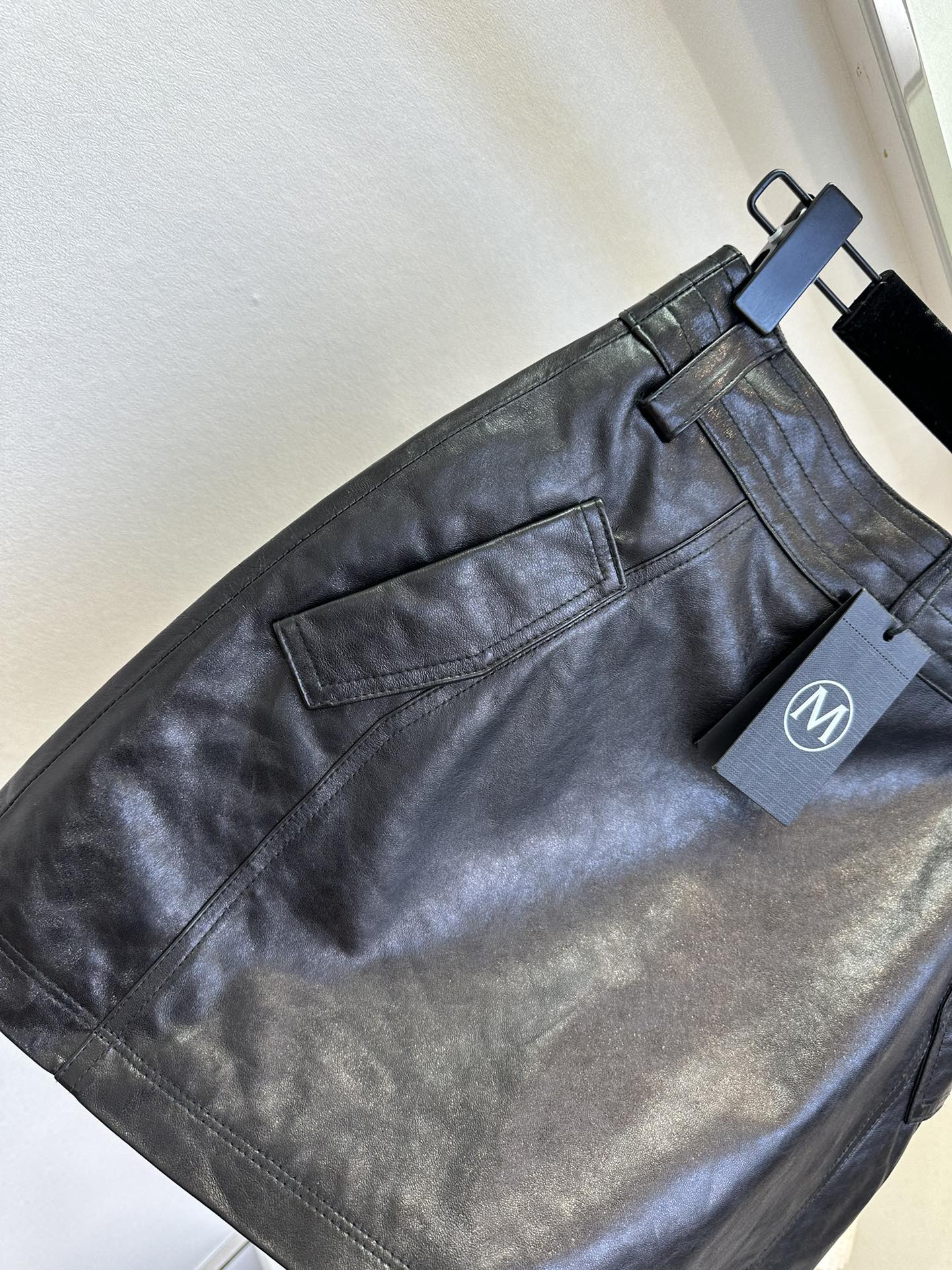 25 F 错过拍大腿的皮半裙 采用的皮料是今年最流行的进口冷翠皮料 小A摆 后拉链设计 经典黑色 上身秒