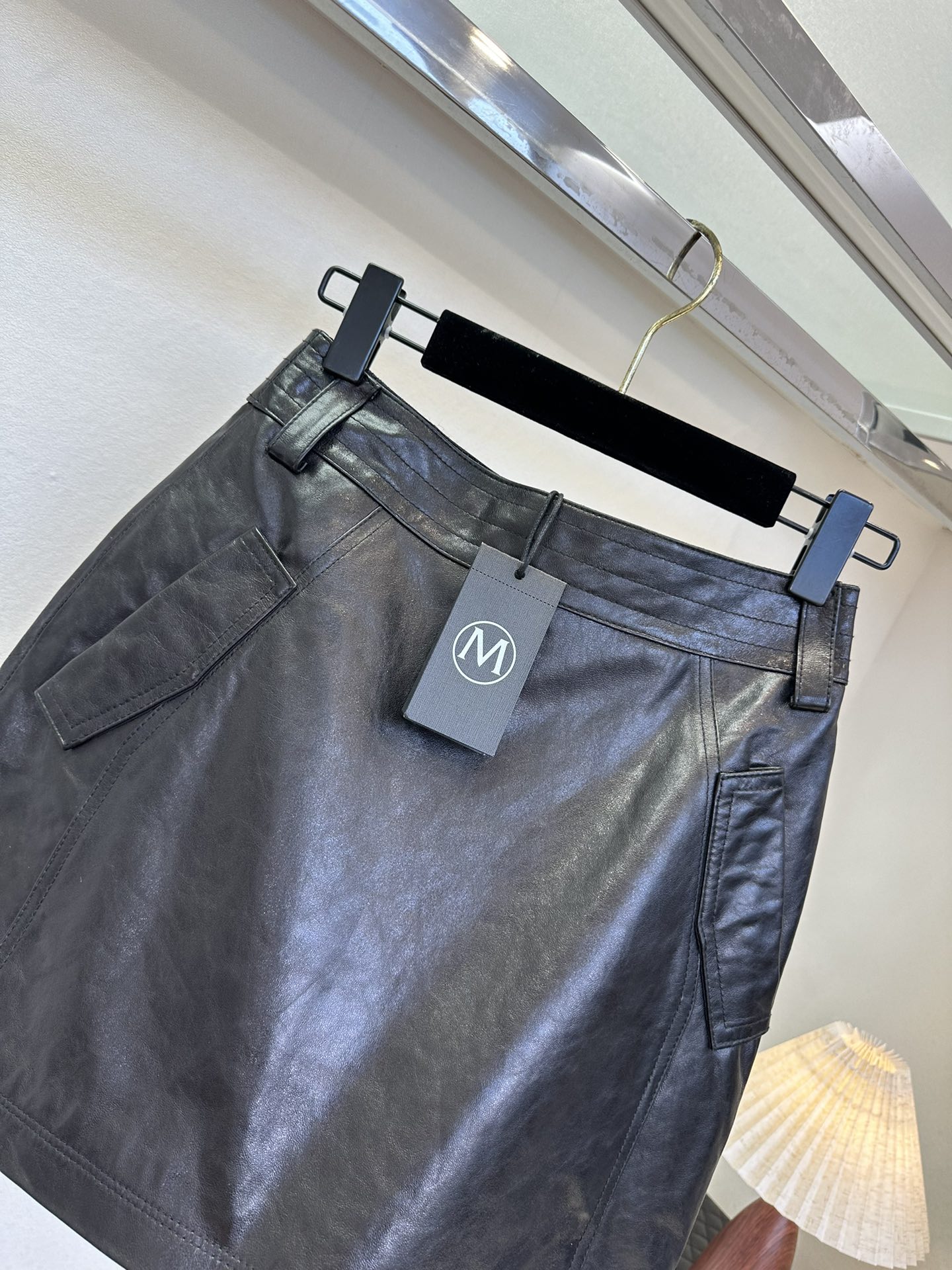 25 F 错过拍大腿的皮半裙 采用的皮料是今年最流行的进口冷翠皮料 小A摆 后拉链设计 经典黑色 上身秒