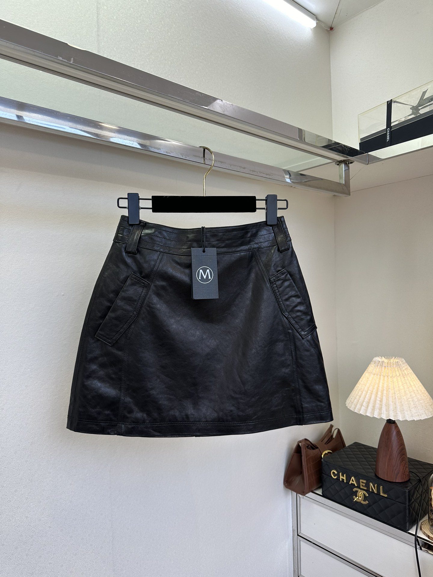 25 F 错过拍大腿的皮半裙 采用的皮料是今年最流行的进口冷翠皮料 小A摆 后拉链设计 经典黑色 上身秒