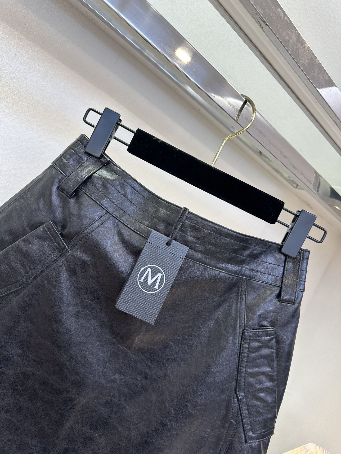 25 F 错过拍大腿的皮半裙 采用的皮料是今年最流行的进口冷翠皮料 小A摆 后拉链设计 经典黑色 上身秒