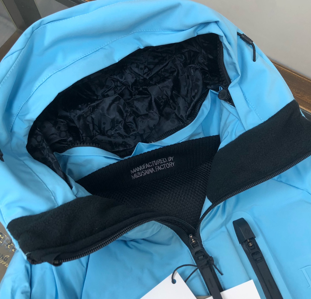 Dior迪奥 x 迪桑特 联名款羽绒滑雪服 现货限量供应，好东西要讲究抢购速度，别等天冷了就没货了 ‼️