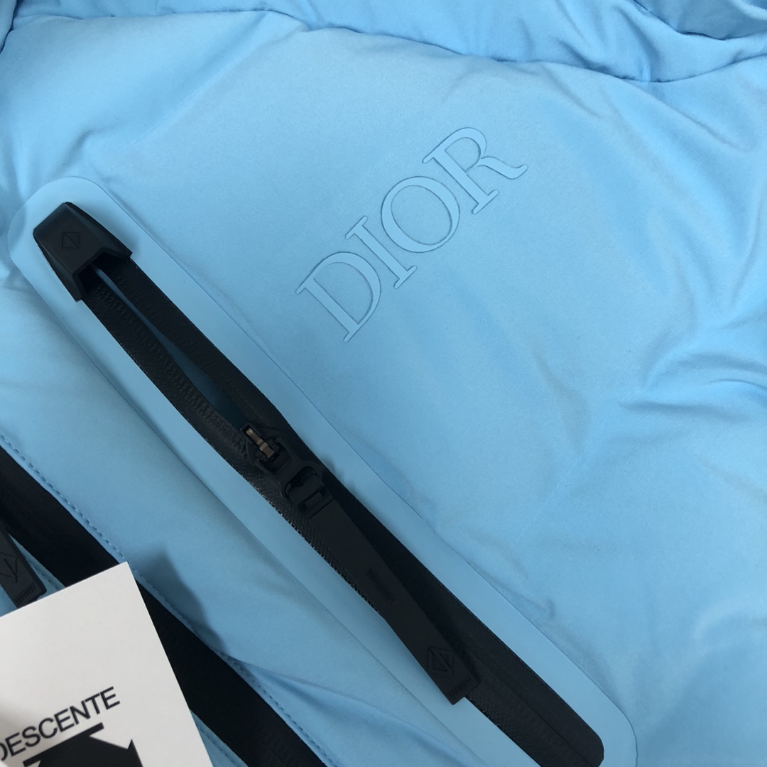 Dior迪奥 x 迪桑特 联名款羽绒滑雪服 现货限量供应，好东西要讲究抢购速度，别等天冷了就没货了 ‼️