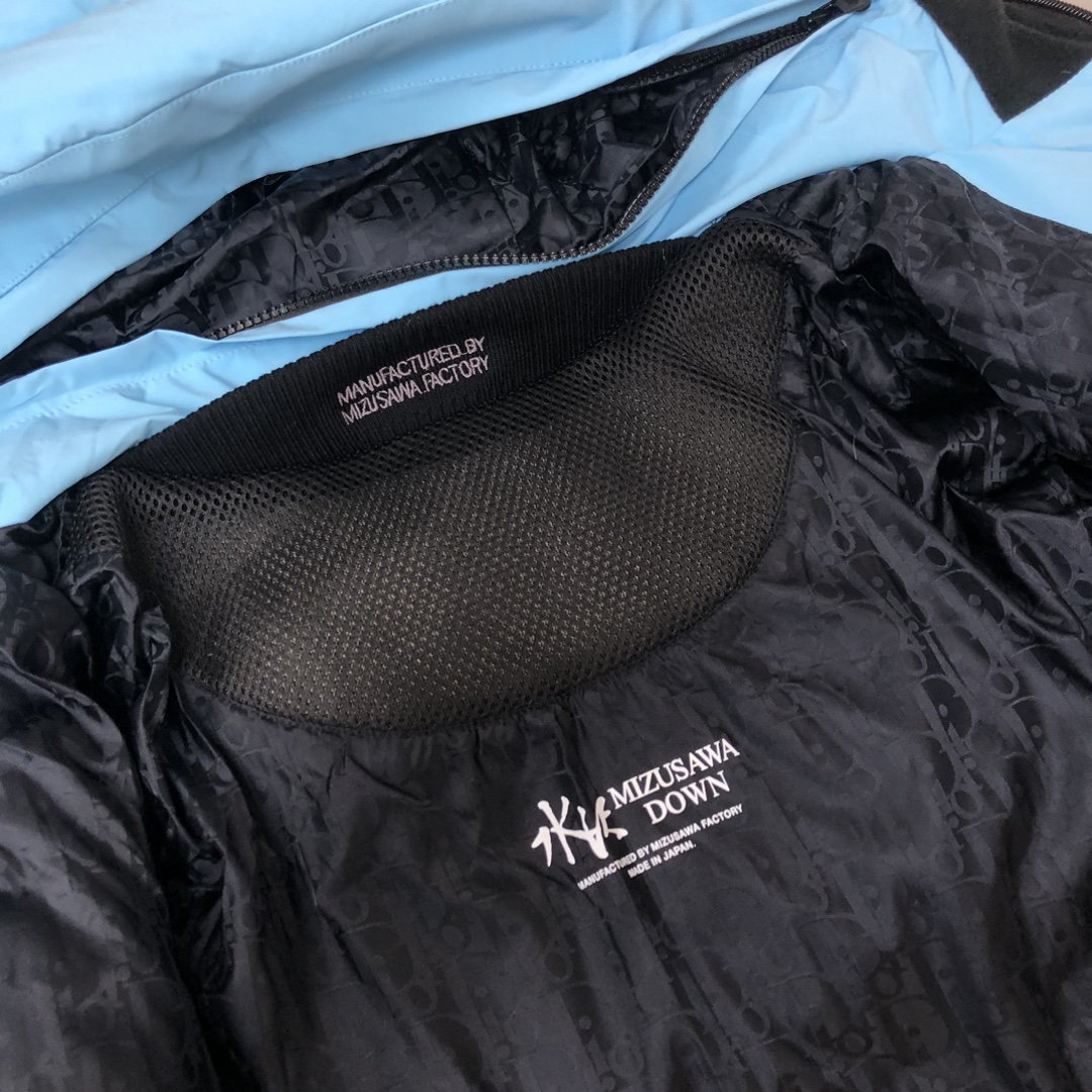 Dior迪奥 x 迪桑特 联名款羽绒滑雪服 现货限量供应，好东西要讲究抢购速度，别等天冷了就没货了 ‼️