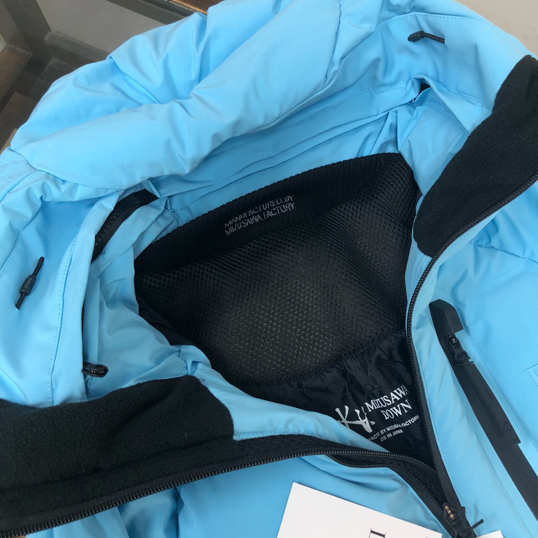 Dior迪奥 x 迪桑特 联名款羽绒滑雪服 现货限量供应，好东西要讲究抢购速度，别等天冷了就没货了 ‼️