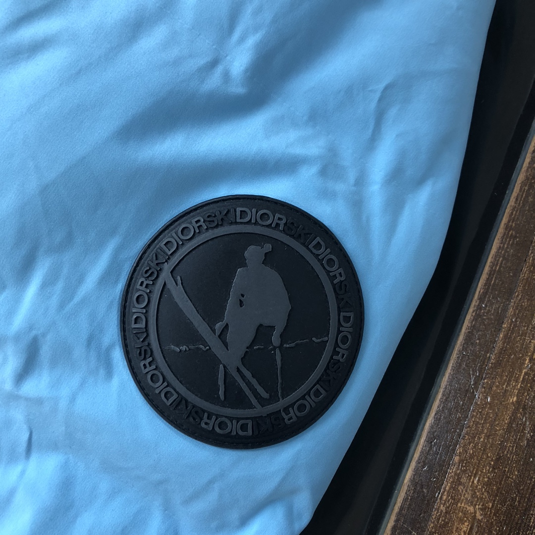 Dior迪奥 x 迪桑特 联名款羽绒滑雪服 现货限量供应，好东西要讲究抢购速度，别等天冷了就没货了 ‼️