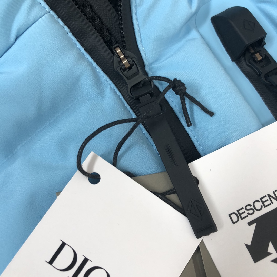 Dior迪奥 x 迪桑特 联名款羽绒滑雪服 现货限量供应，好东西要讲究抢购速度，别等天冷了就没货了 ‼️