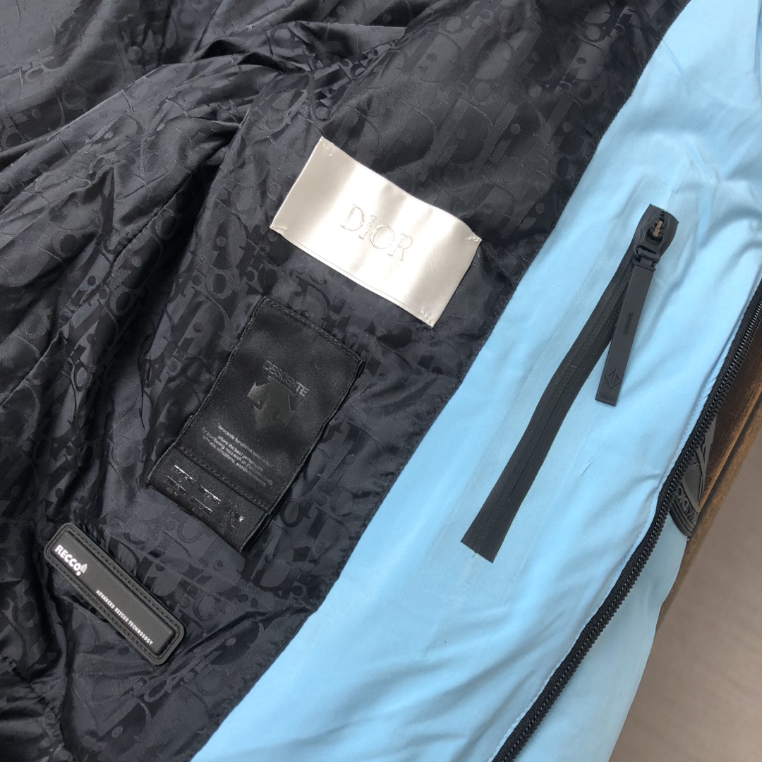 Dior迪奥 x 迪桑特 联名款羽绒滑雪服 现货限量供应，好东西要讲究抢购速度，别等天冷了就没货了 ‼️