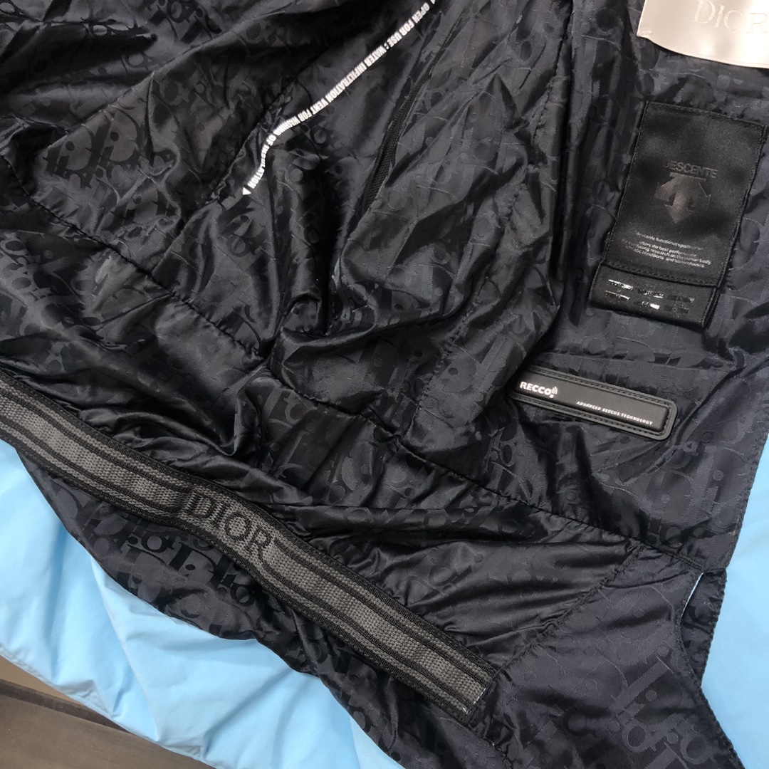 Dior迪奥 x 迪桑特 联名款羽绒滑雪服 现货限量供应，好东西要讲究抢购速度，别等天冷了就没货了 ‼️