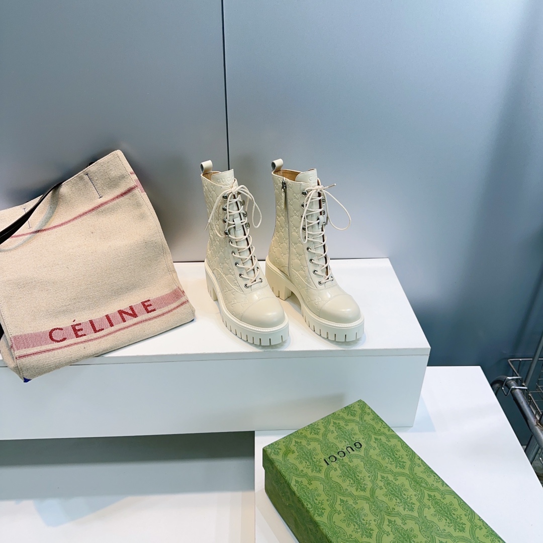 NO:628007,High quality!  Top quality GUCCI 25 autumn and winter new women's classic double G printed lace-up thick heel short boots Martin boots!  These lace-up ankle boots are carefully crafted from the iconic GG cow leather, highlighting the brand's timeless and elegant aesthetic style. This ankle boot has a bold silhouette design and is paired with a rubber grooved sole, which not only provides stable support, but also gives the entire style a modern and sophisticated style. The upper is made of calfskin, the lining is water-dyed cowhide, and the original molded rubber outsole. Heel height: 6cm. Size: 36-41 (40 and 41 orders are non-returnable)  With original packaging, boots, gucci, gucci, boots, cowhide19860909高品质！顶级品质GUCCI 古驰25秋冬新品女士经典双G印花系带粗跟短靴马丁靴！ 这款系带踝靴采用标志性GG牛皮革精心制作,彰显品牌隽永优雅的美学风格.这款踝靴采用大胆的廓形设计,搭配橡胶沟纹鞋底,提供稳固支撑的同时,赋予整个款型现代精致格调. 鞋面采用小牛皮 内里垫脚水染牛皮 原版开模成型橡胶大底 后鞋跟高:6cm 码数:36-41（40 41订不退换） 配原版包装,靴子,gucci,gucci,boots,cowhide,Women's Shoes