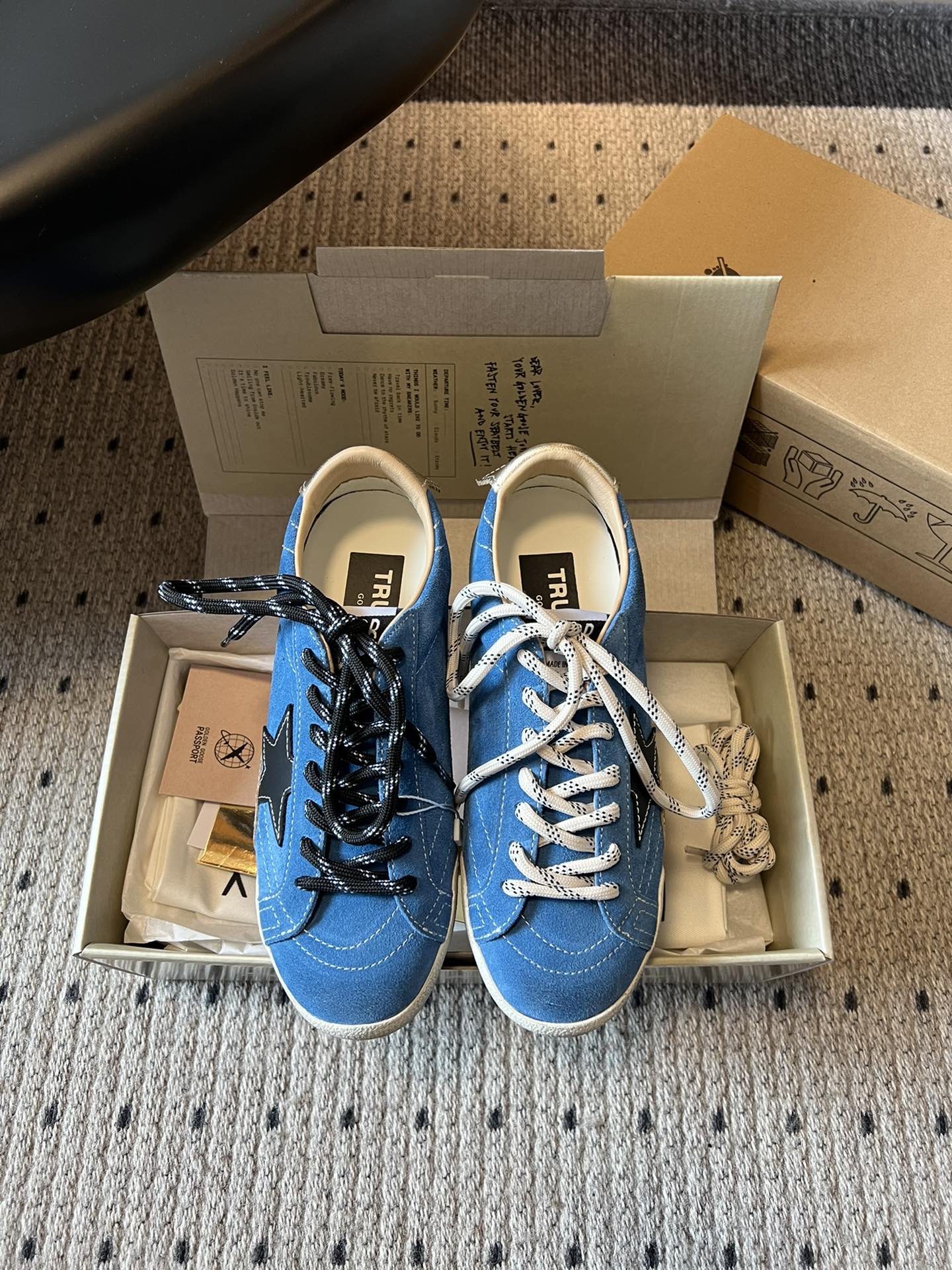 NO:563057,Top quality GGDB Golden Goos* 25ss distressed star casual sneakers using retro distressed craftsmanship. The blue suede material shows a natural worn texture. The star-shaped decoration on the side of the shoe body adds recognition. It is matched with black and white shoelaces and comes with spare shoelaces. The detailed design is both personalized and practical.  The suede fabric is soft and full of texture, and the distressed treatment simulates a retro atmosphere that has been worn for many years. The shoe shape fits the foot shape and is both comfortable and trendy. Pair it with light-colored jeans, choose a white basic T-shirt or an oversize sweatshirt as a top, and wear a denim jacket or khaki work jacket to easily create a casual retro daily look. The upper is cow suede and the lining is cowhide. The outsole is original molded outsole.   SIZE35-40,casual shoes/sports shoes,versace,sneakers,hoodie,sweatshirts,jeans,jackets & coats,jackets & coats,tees,t-shirt,cowhide,chamois leather19860909顶级品质 GGDB Golden Goos* 25ss做旧星星休闲板鞋 采用复古做旧工艺,蓝色麂皮材质呈现出自然的磨损质感,鞋身侧面的星形装饰增添辨识度,搭配黑白两色的鞋带,并且还附赠备用鞋带,细节设计兼具个性与实用性. 麂皮面料柔软且富有质感,做旧处理模拟出经年穿着的复古氛围,鞋型贴合脚型,兼具舒适感与潮流感.搭配浅色系牛仔裤,上衣选择白色基础T恤或oversize卫衣,外搭牛仔夹克或卡其色工装外套,轻松打造随性复古的日常造型. 鞋面牛反绒 内里牛皮 大底原版开模大底 SIZE35-40码,休闲鞋/运动鞋,versace,sneakers,hoodie,sweatshirts,jeans,jackets & coats,jackets & coats,tees，t-shirt,cowhide,chamois leather,Women's Shoes