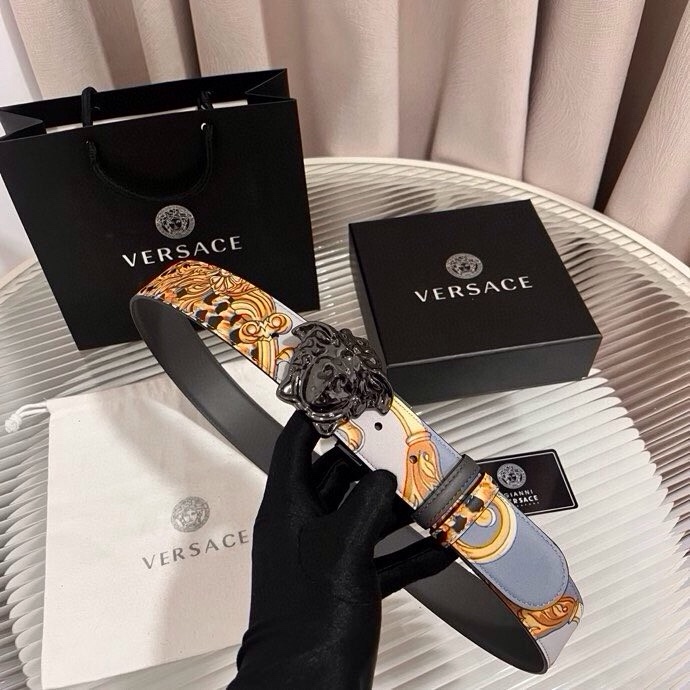 范思哲， 新款小牛皮腰带，全身饰有Cheetah Foulard印花，并点缀立体La Medusa配件，