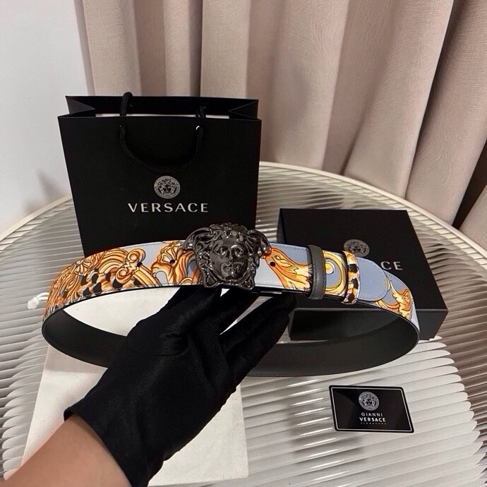 范思哲， 新款小牛皮腰带，全身饰有Cheetah Foulard印花，并点缀立体La Medusa配件，