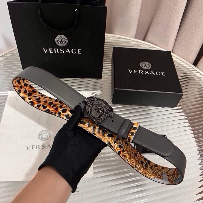 范思哲， 新款小牛皮腰带，全身饰有Cheetah Foulard印花，并点缀立体La Medusa配件，