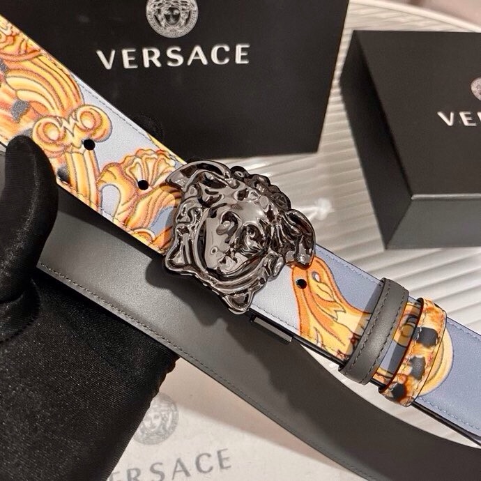 范思哲， 新款小牛皮腰带，全身饰有Cheetah Foulard印花，并点缀立体La Medusa配件，