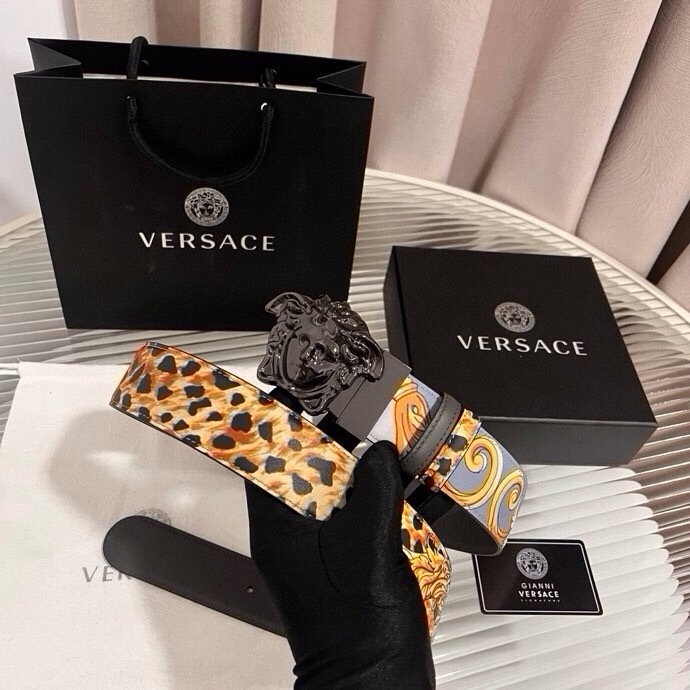 范思哲， 新款小牛皮腰带，全身饰有Cheetah Foulard印花，并点缀立体La Medusa配件，