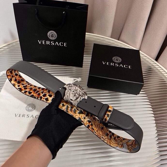 范思哲， 新款小牛皮腰带，全身饰有Cheetah Foulard印花，并点缀立体La Medusa配件，