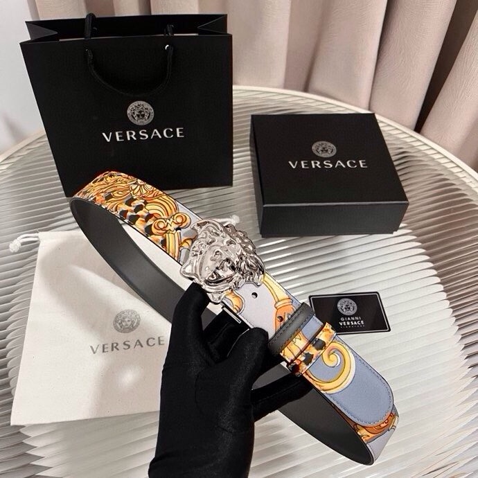 范思哲， 新款小牛皮腰带，全身饰有Cheetah Foulard印花，并点缀立体La Medusa配件，