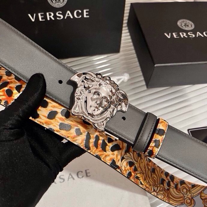 范思哲， 新款小牛皮腰带，全身饰有Cheetah Foulard印花，并点缀立体La Medusa配件，