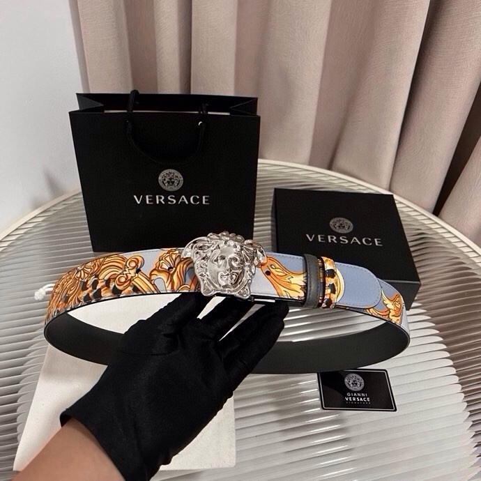 范思哲， 新款小牛皮腰带，全身饰有Cheetah Foulard印花，并点缀立体La Medusa配件，