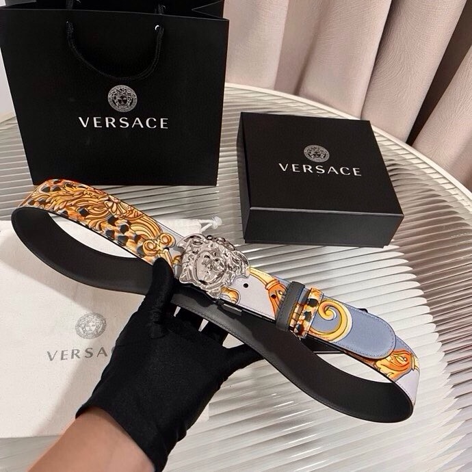 范思哲， 新款小牛皮腰带，全身饰有Cheetah Foulard印花，并点缀立体La Medusa配件，