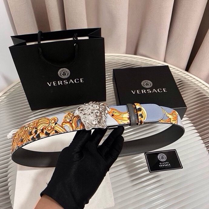 范思哲， 新款小牛皮腰带，全身饰有Cheetah Foulard印花，并点缀立体La Medusa配件，