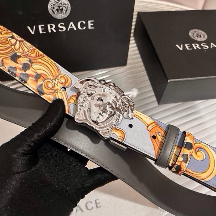 范思哲， 新款小牛皮腰带，全身饰有Cheetah Foulard印花，并点缀立体La Medusa配件，