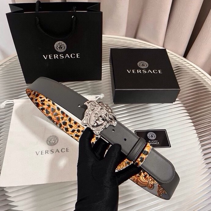 范思哲， 新款小牛皮腰带，全身饰有Cheetah Foulard印花，并点缀立体La Medusa配件，