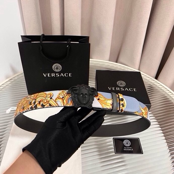 范思哲， 新款小牛皮腰带，全身饰有Cheetah Foulard印花，并点缀立体La Medusa配件，