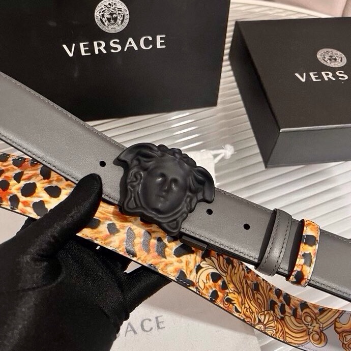 范思哲， 新款小牛皮腰带，全身饰有Cheetah Foulard印花，并点缀立体La Medusa配件，