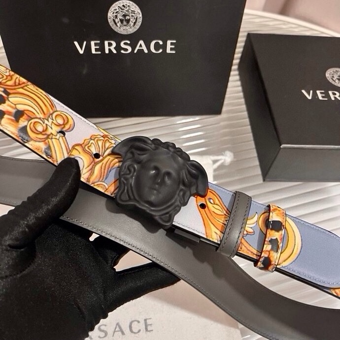 范思哲， 新款小牛皮腰带，全身饰有Cheetah Foulard印花，并点缀立体La Medusa配件，