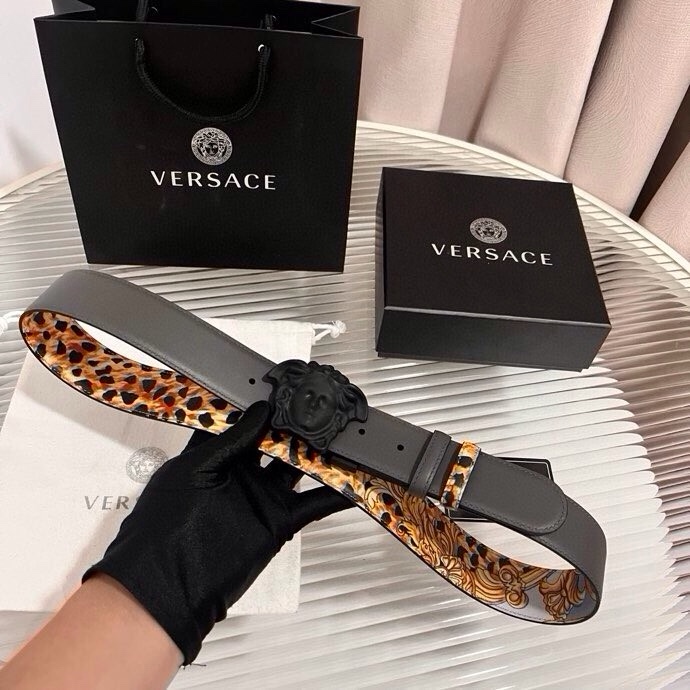 范思哲， 新款小牛皮腰带，全身饰有Cheetah Foulard印花，并点缀立体La Medusa配件，