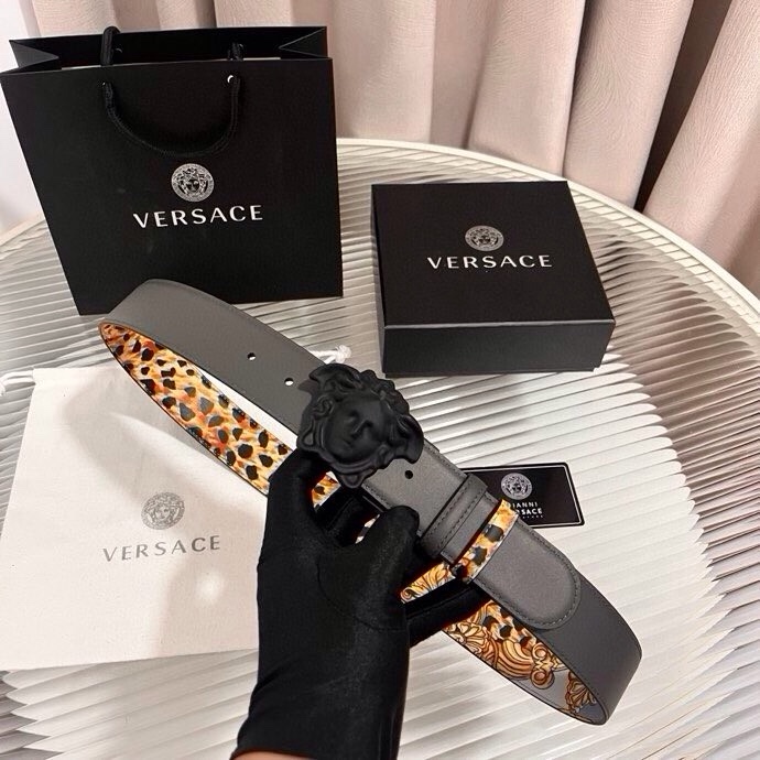 范思哲， 新款小牛皮腰带，全身饰有Cheetah Foulard印花，并点缀立体La Medusa配件，