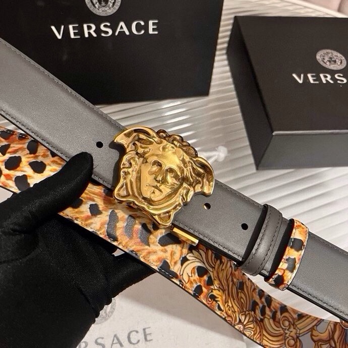 范思哲， 新款小牛皮腰带，全身饰有Cheetah Foulard印花，并点缀立体La Medusa配件，