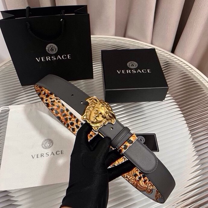 范思哲， 新款小牛皮腰带，全身饰有Cheetah Foulard印花，并点缀立体La Medusa配件，