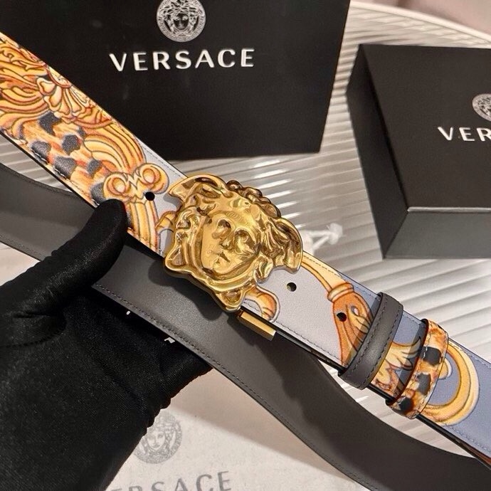 范思哲， 新款小牛皮腰带，全身饰有Cheetah Foulard印花，并点缀立体La Medusa配件，