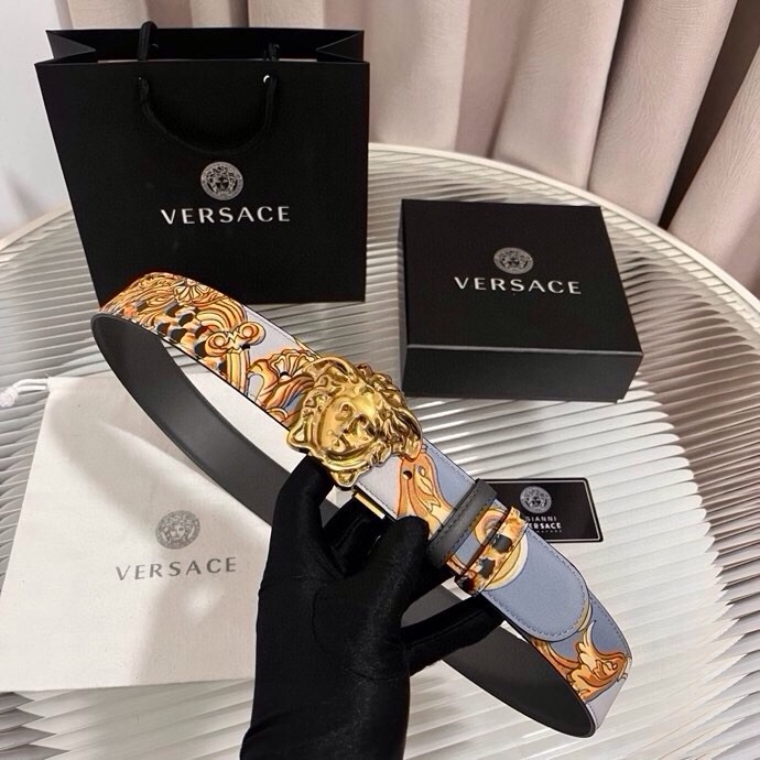 范思哲， 新款小牛皮腰带，全身饰有Cheetah Foulard印花，并点缀立体La Medusa配件，